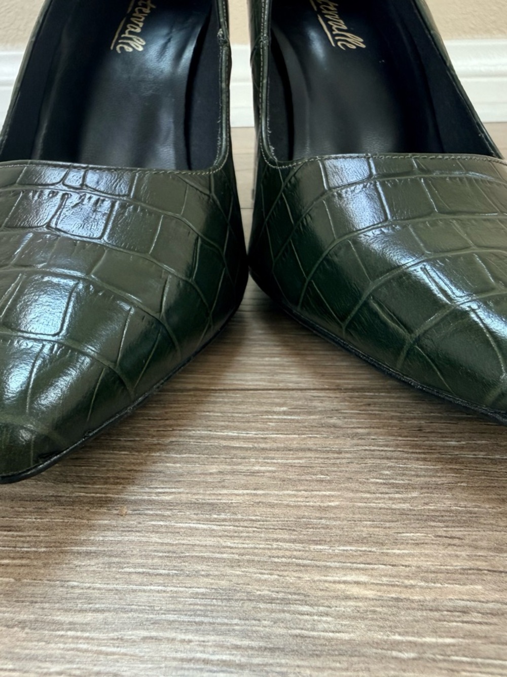 L'INTERVALLE Dark Green Croc-Embossed Pointed Toe Pumps - Picture 3 of 8